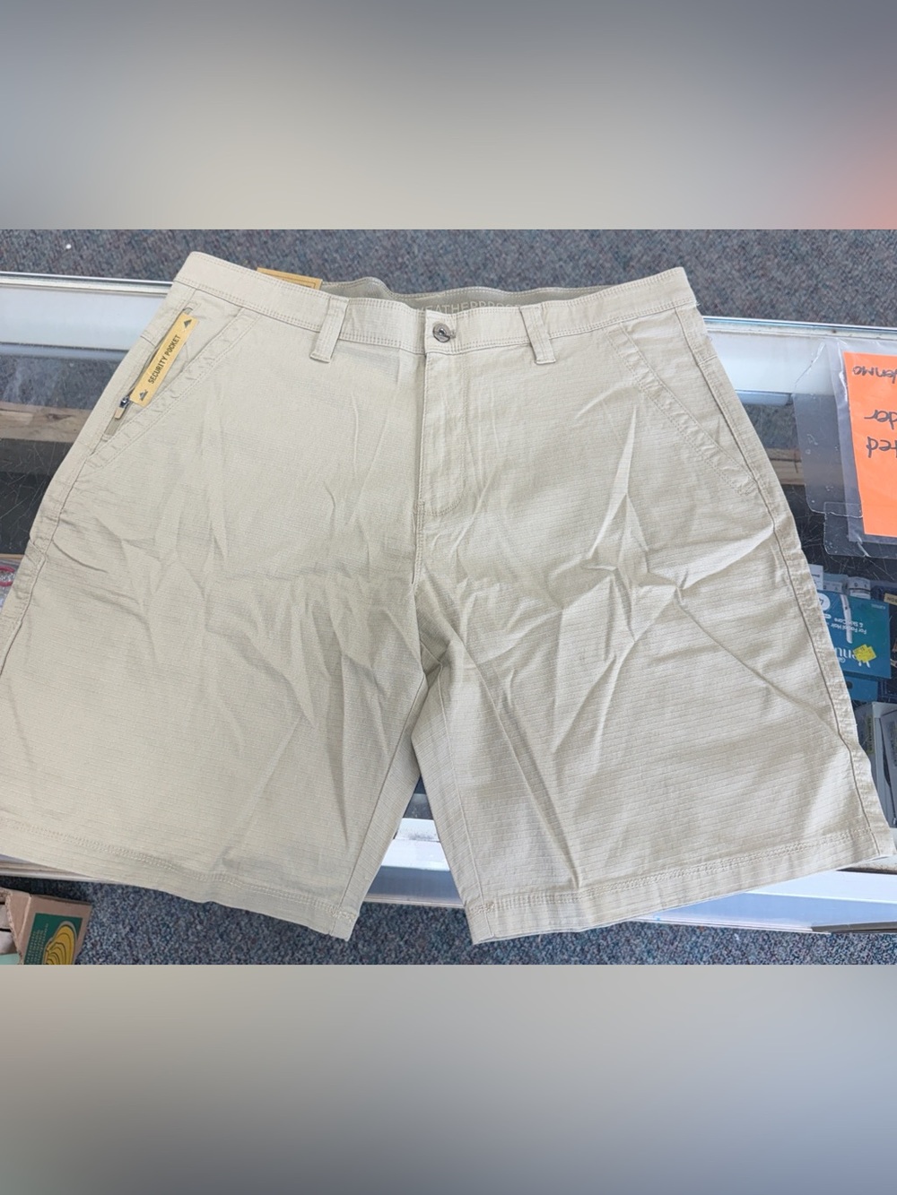 NWT WP Weatherproof Utility Men's Short Security Pocket 38W khaki
Bin 7 #23